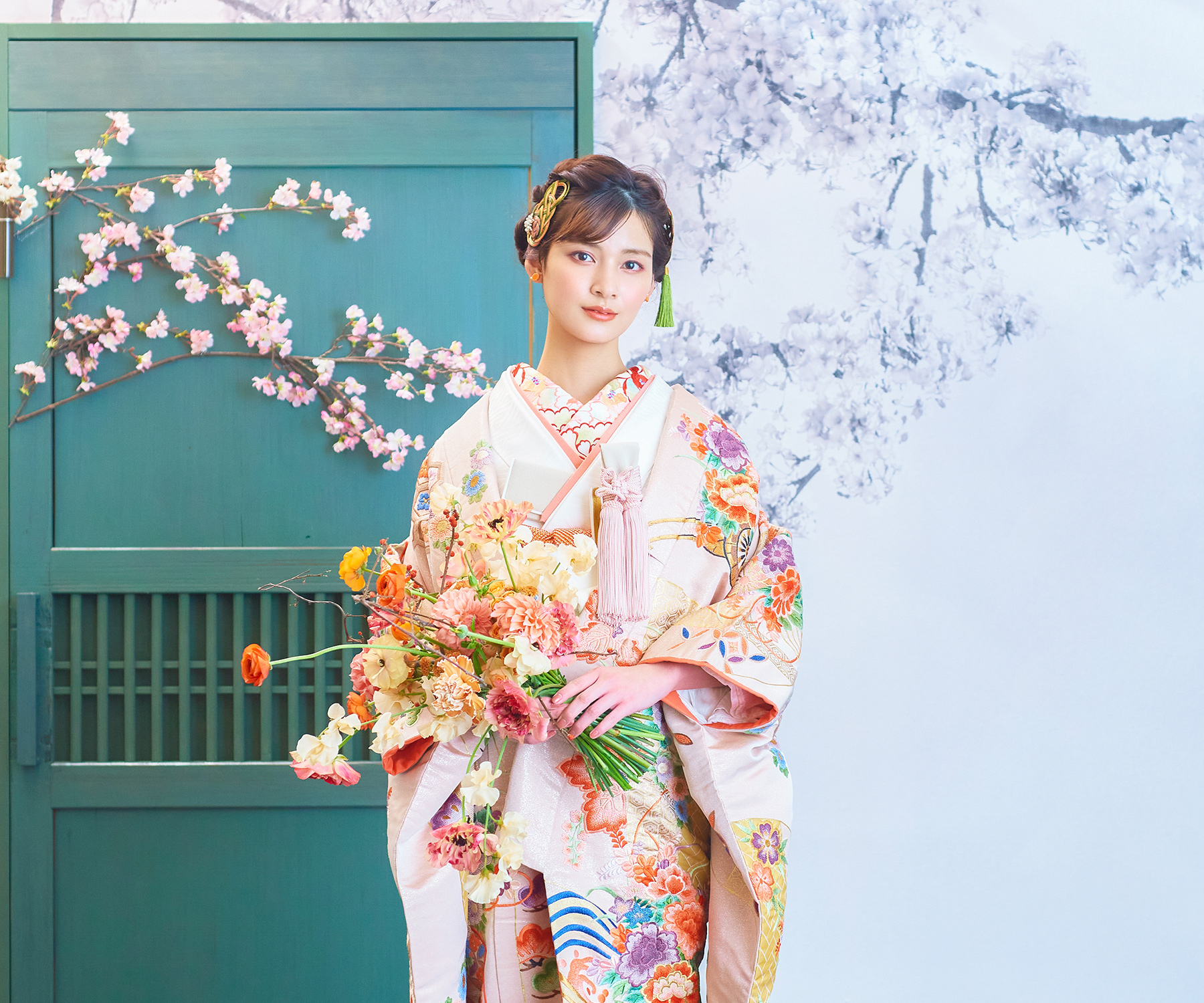           凛々しい表情でこちらを見つめるブーケを持った新婦様の和装前撮り          