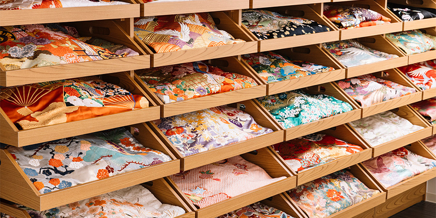           豊富な種類の衣装が並んだ様子          