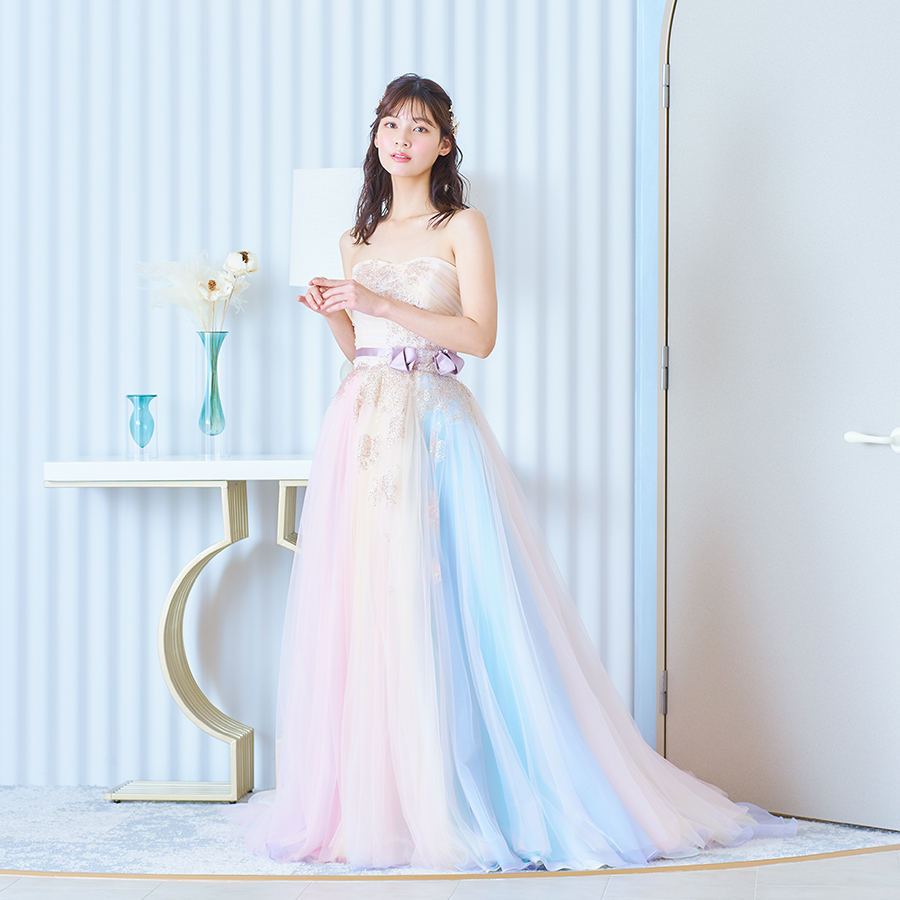           花束を持って微笑む新婦様と新郎様の和装前撮り          