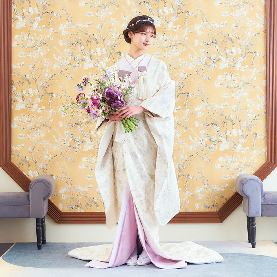           ブーケを持った新郎様の寄り添う新婦様のウェディングフォト          