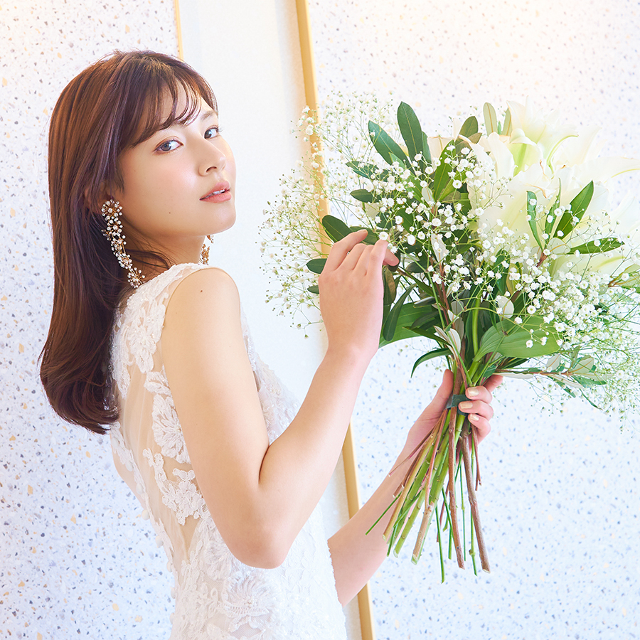           新婦様の手を取る新郎様のウェディングフォト          