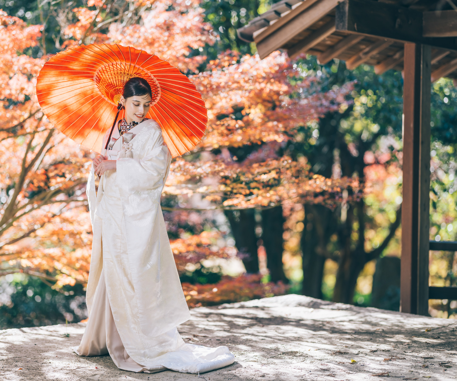 風情ある鳥居をバックに見つめ合いながら歩く新郎新婦様のロケーションフォト