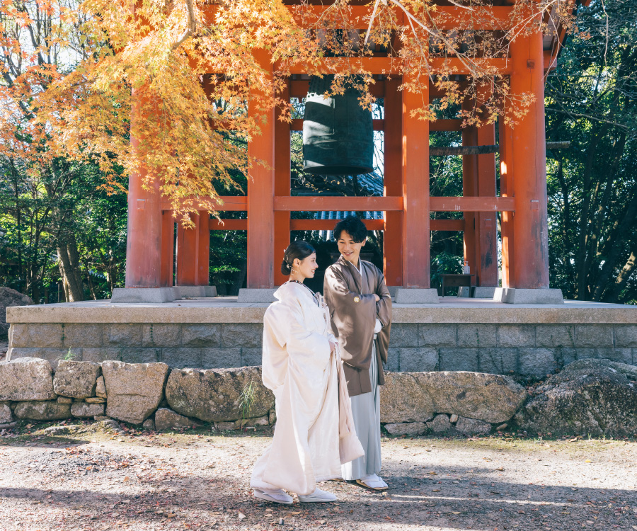 新郎様の横顔を優しく見つめる新婦様のアップショット