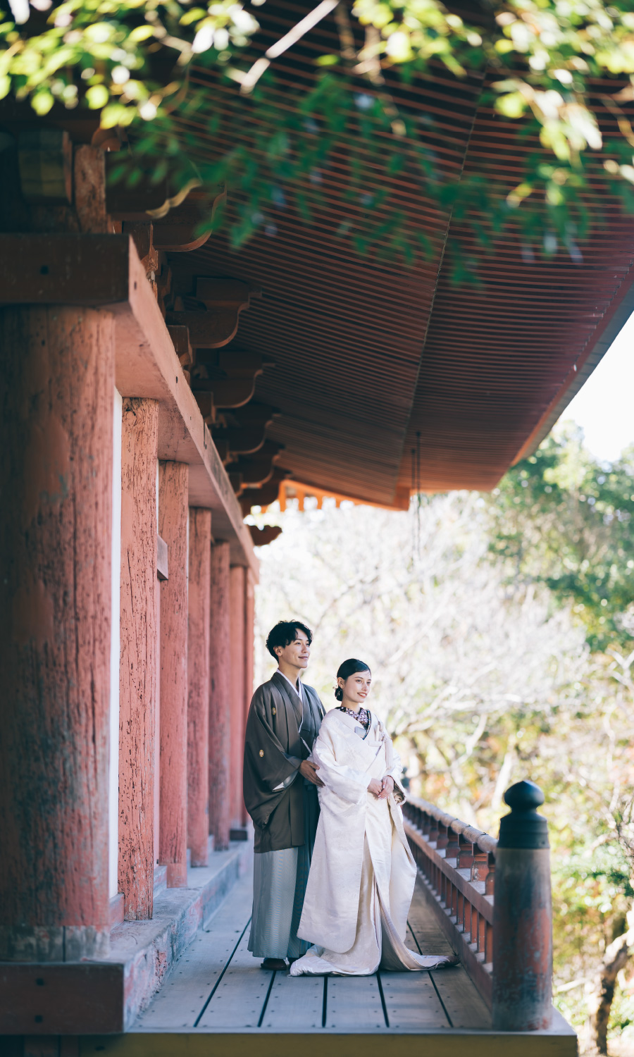 庭園の池を眺めながら新郎様に寄り掛かる新婦様の和装前撮り