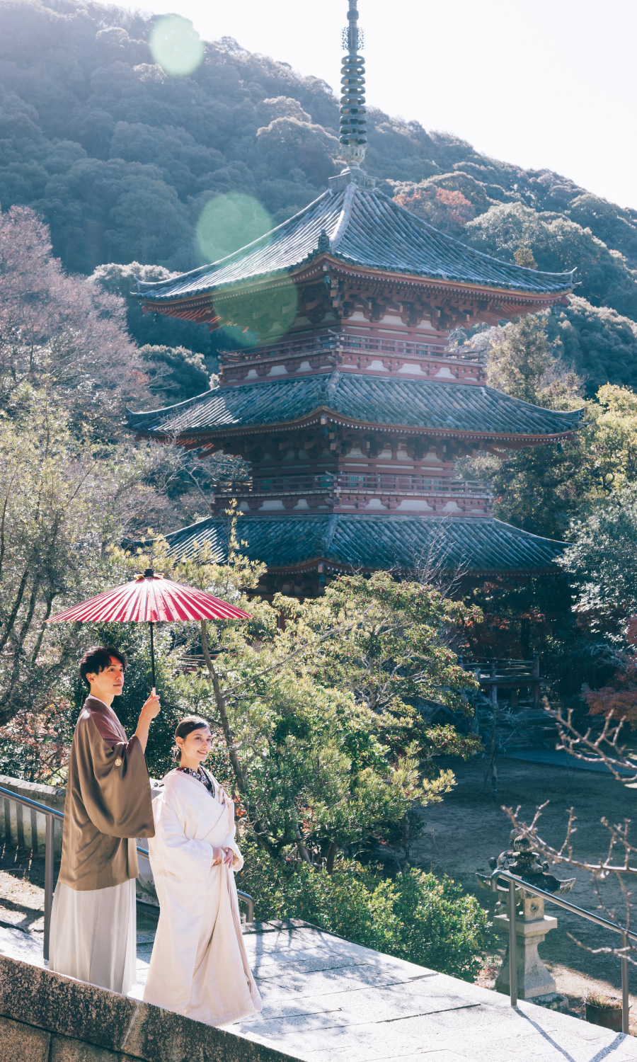 鳥居をバックに寄り添う新郎新婦様の結婚写真