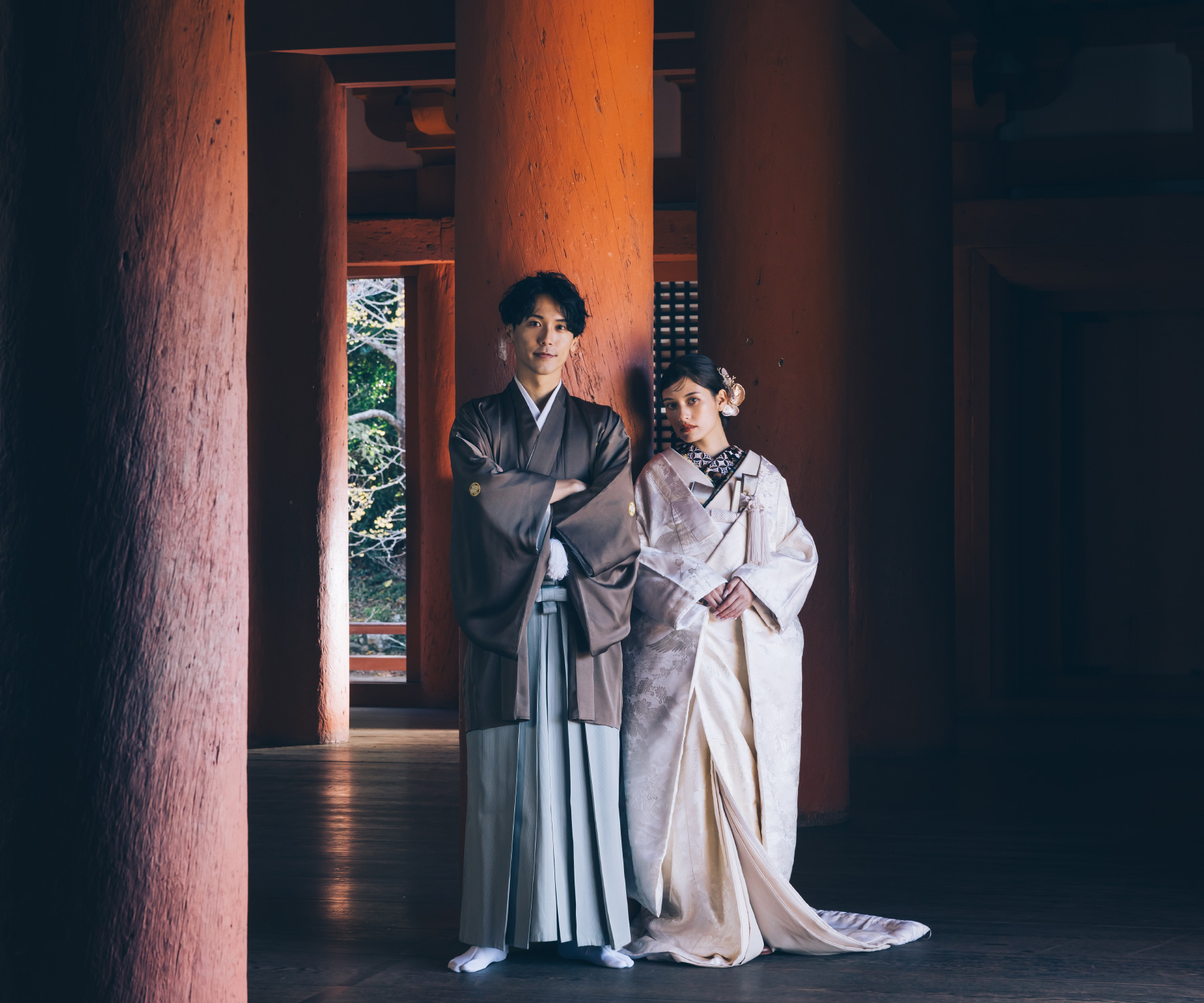 池の上の石橋で休憩する新郎新婦様のロケーションフォト