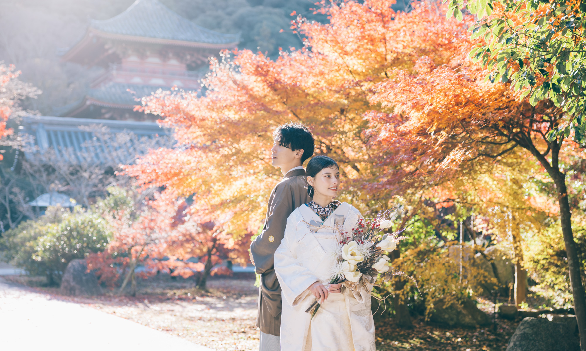 風情溢れる池泉と庭園をバックに寄り添う新郎新婦様の和装前撮り