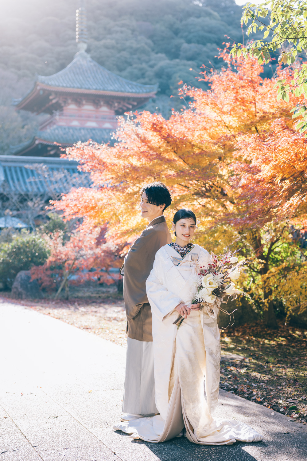 風情溢れる池泉と庭園をバックに寄り添う新郎新婦様の和装前撮り