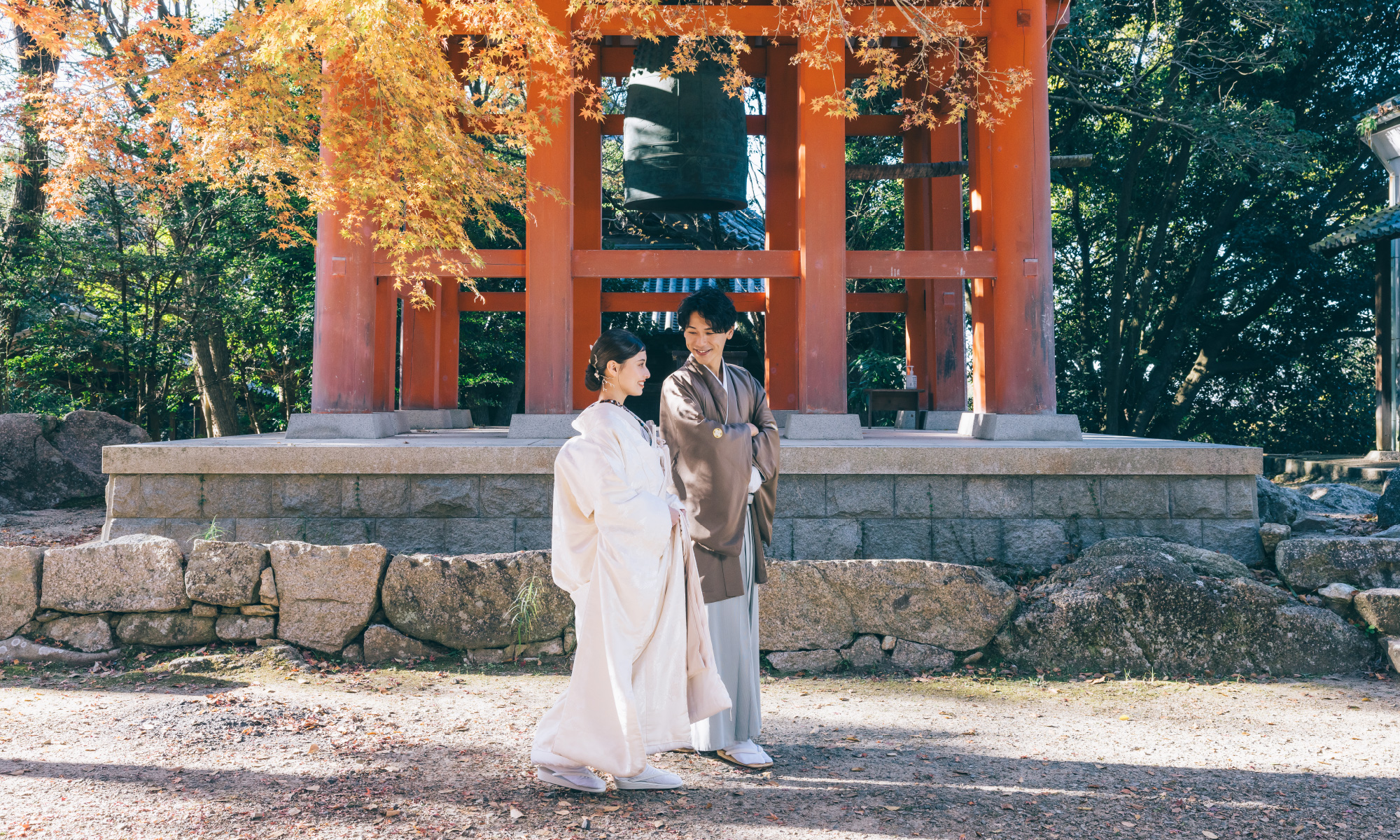 風情溢れる池泉と庭園をバックに寄り添う新郎新婦様の和装前撮り