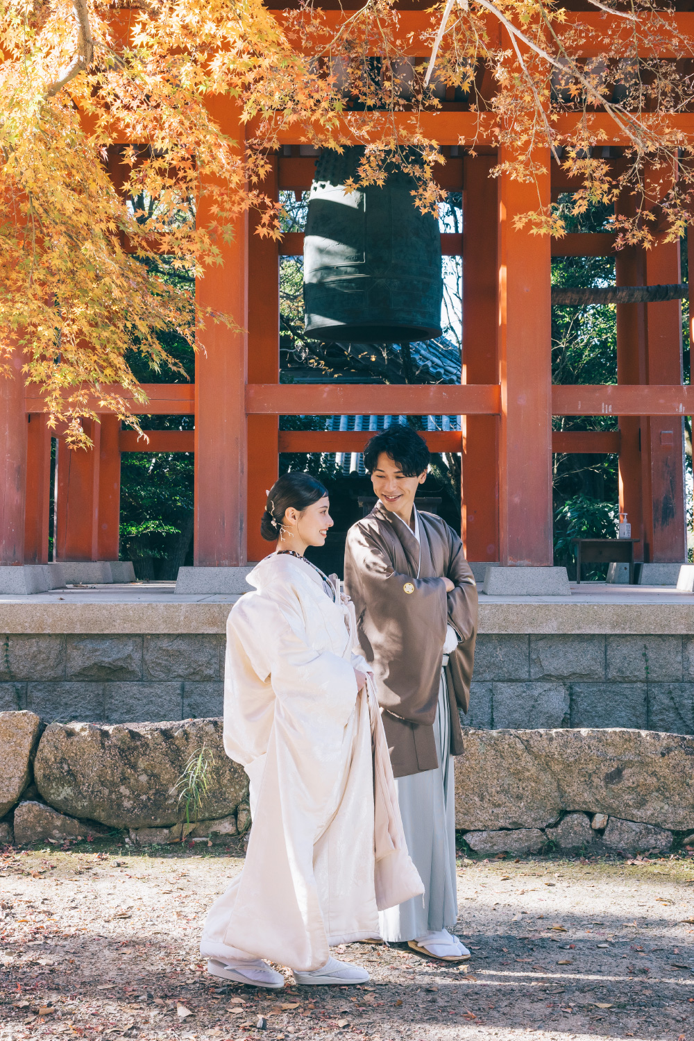 風情溢れる池泉と庭園をバックに寄り添う新郎新婦様の和装前撮り