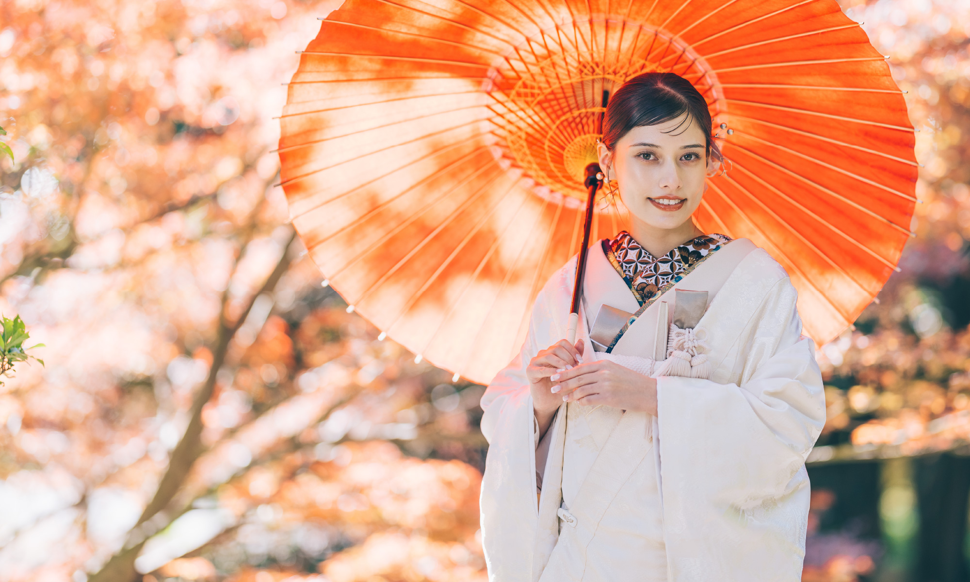 風情溢れる池泉と庭園をバックに寄り添う新郎新婦様の和装前撮り