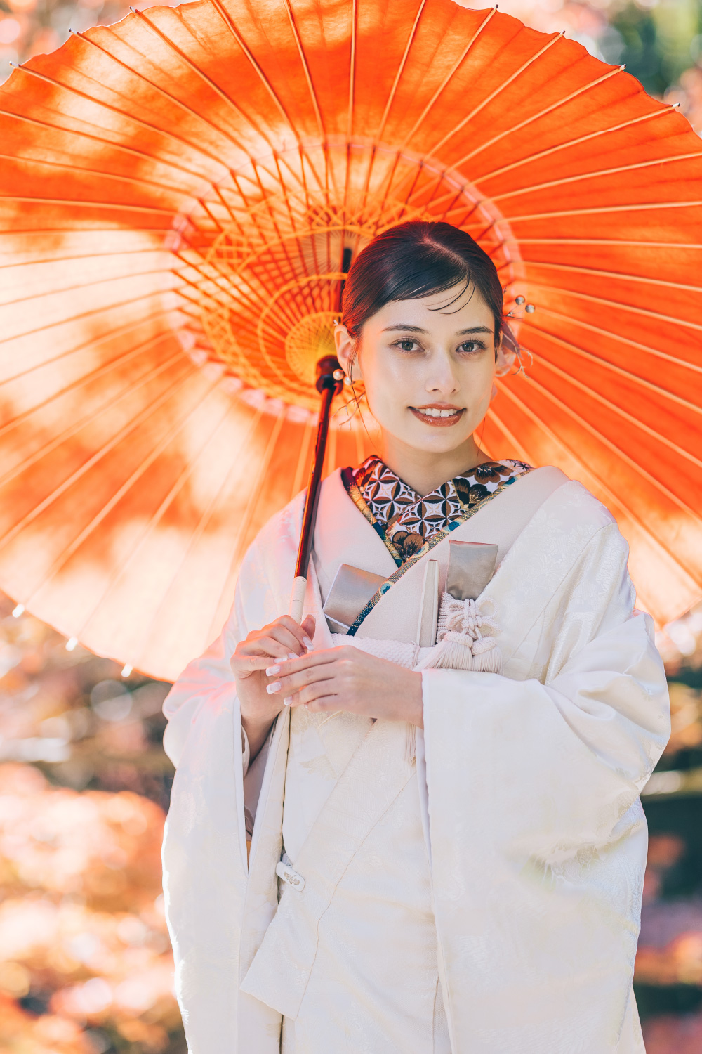 風情溢れる池泉と庭園をバックに寄り添う新郎新婦様の和装前撮り