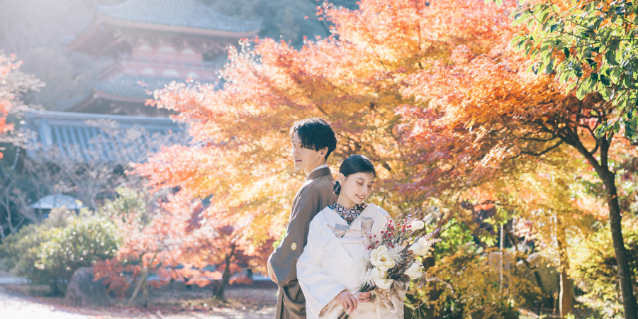 ダイナミックな濃緑をバックに石橋で佇む新郎新婦様のロケーションフォト