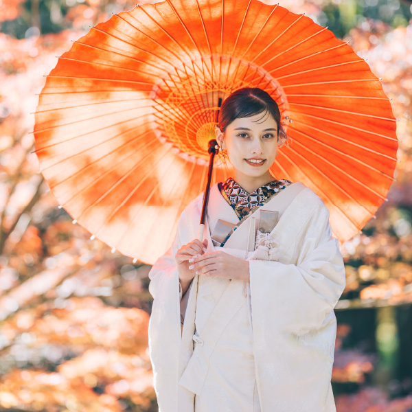 鳥居をバックに寄り添う新郎新婦様の結婚写真