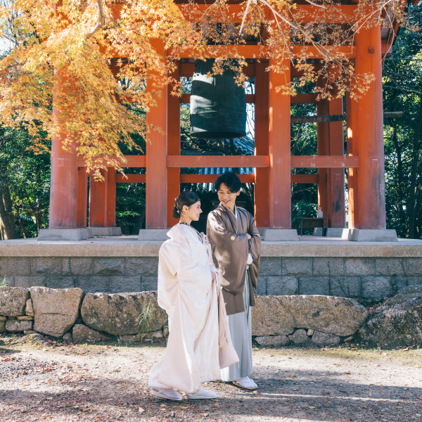 池の上の石橋で休憩する新郎新婦様のロケーションフォト