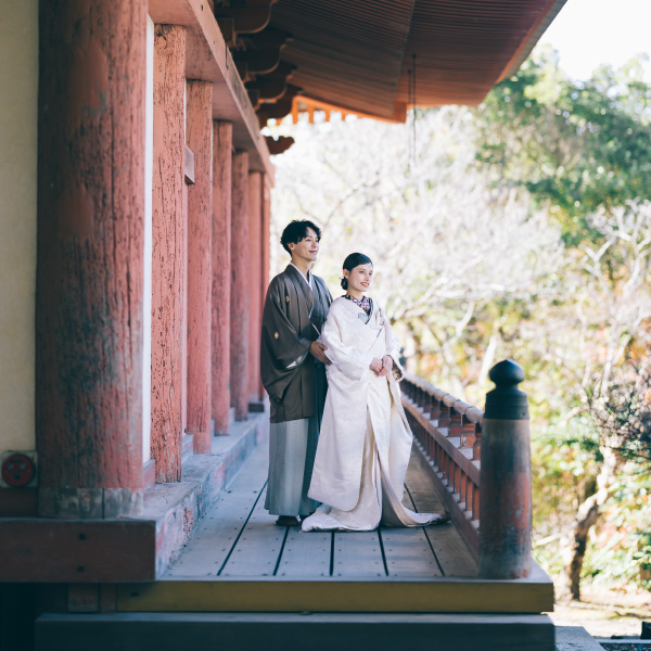 風情溢れる池泉と庭園をバックに寄り添う新郎新婦様の和装前撮り