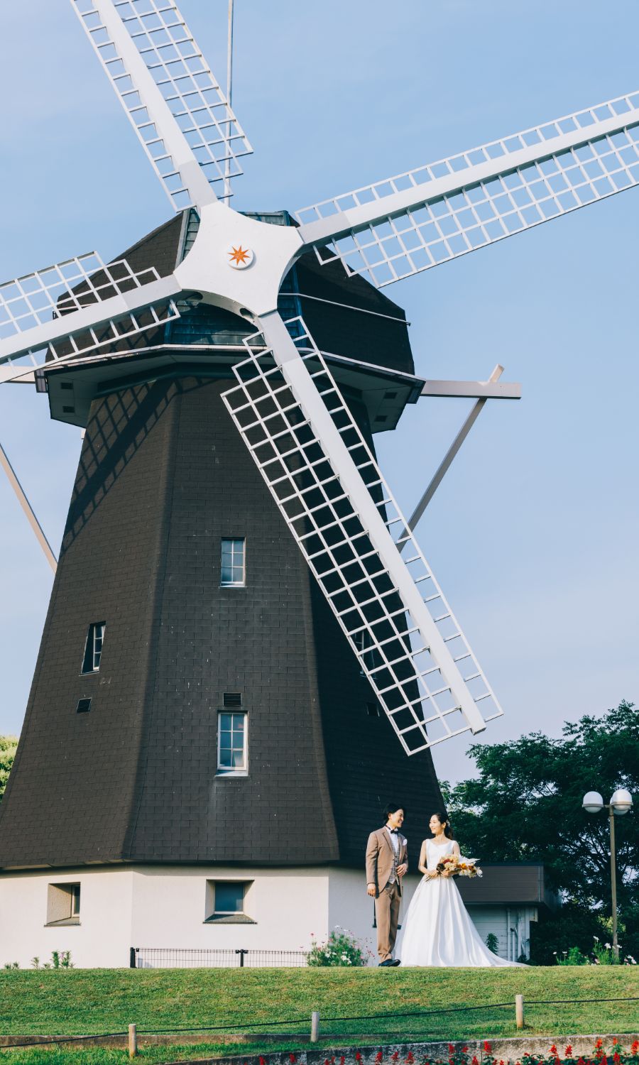 風車の前で見つめあう新郎新婦様のロケーションフォト