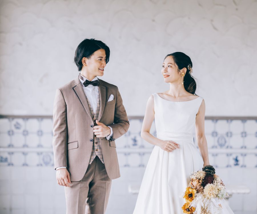 微笑みながら見つめ合う新郎新婦様のウェディングフォト