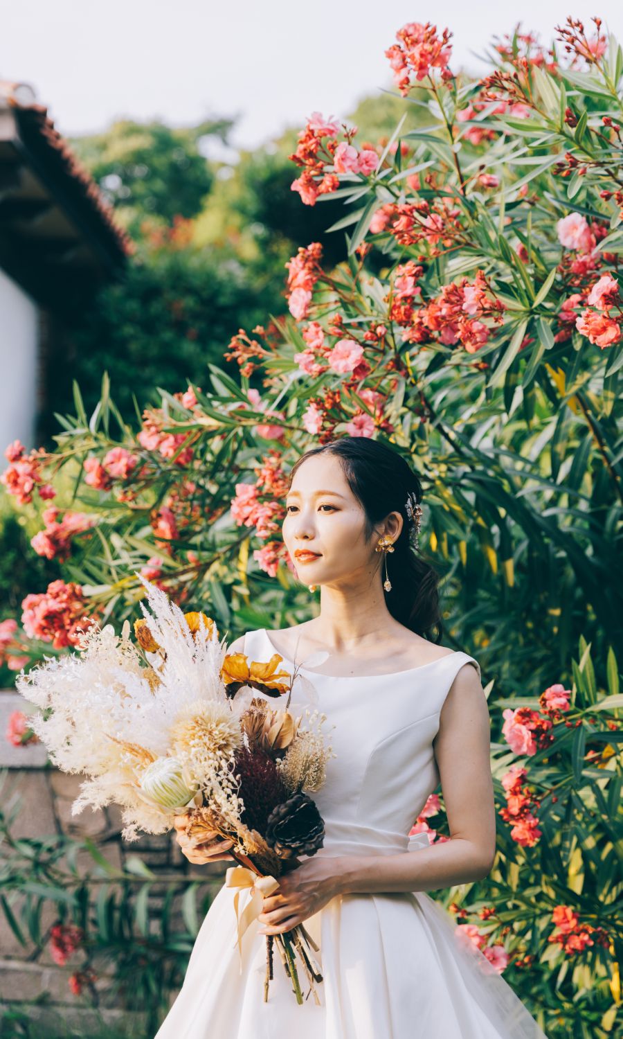 アンニュイな表情で花束を持つ新婦様のソロショット
