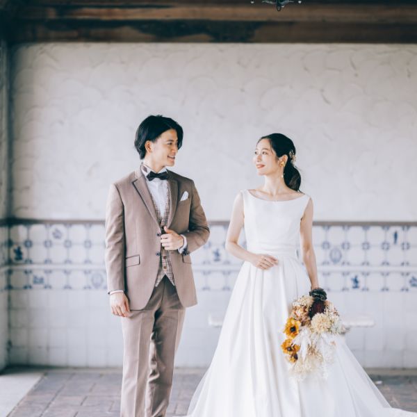 微笑みながら見つめ合う新郎新婦様のウェディングフォト