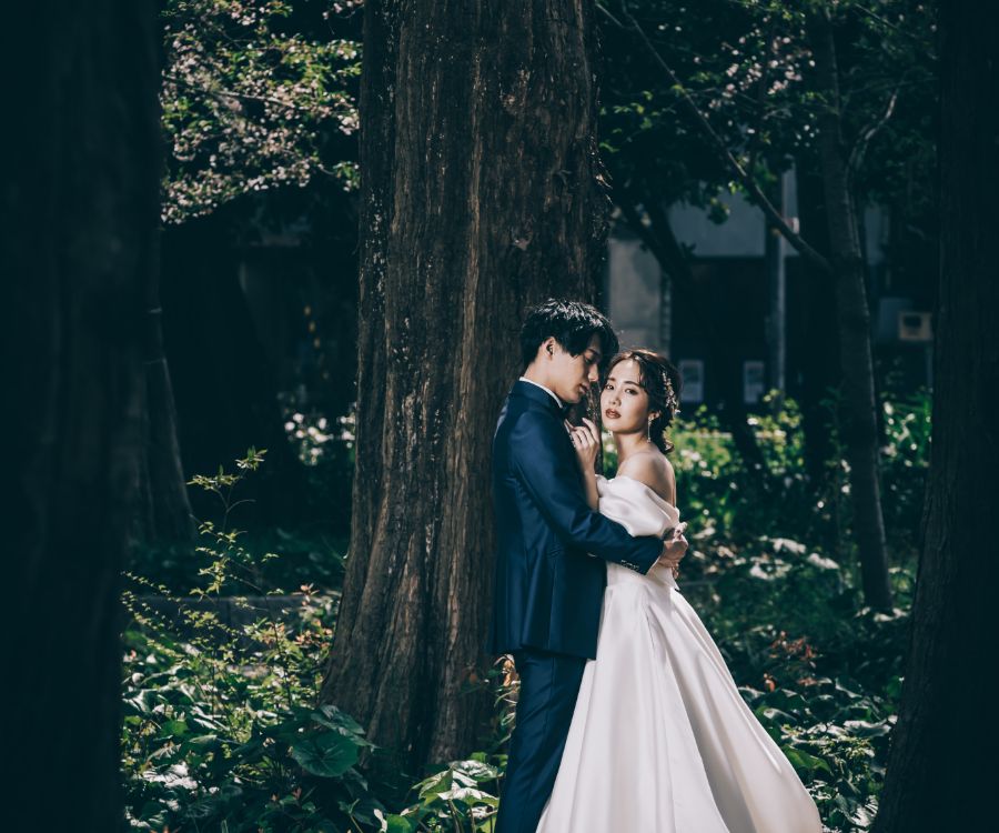 濃緑の中、ハグする新郎新婦様のウェディングフォト