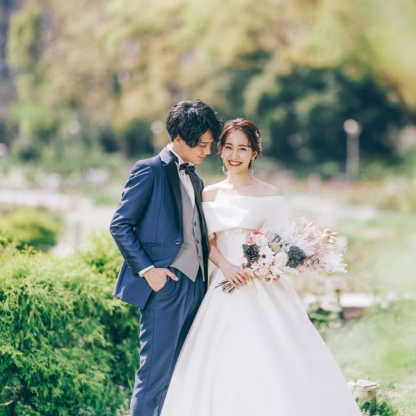 笑顔の新婦様を優しく見つめる新郎様のウェディングフォト