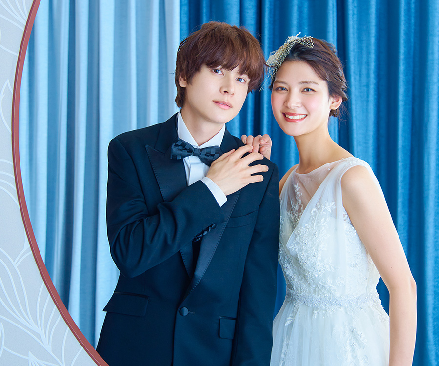           新郎様の方に手を置いて微笑む新郎新婦様のアップショット          