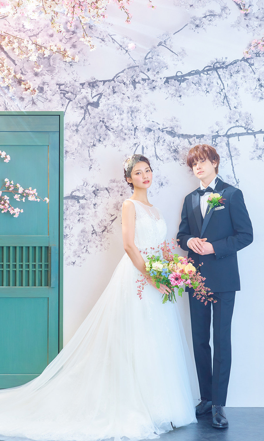           桜の木の下でアンニュイな表情をする新郎新婦様のウェディングフォト          