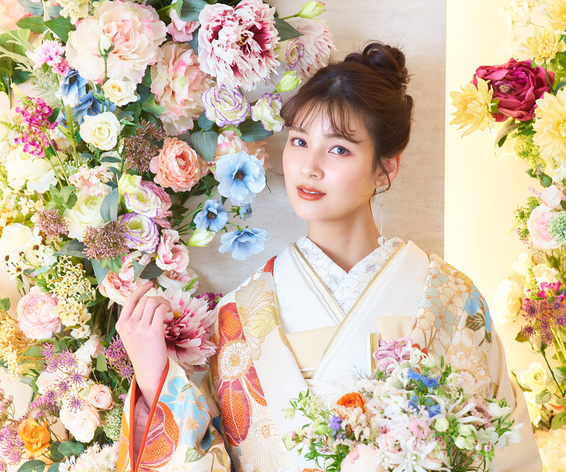           カラフルな花々に囲まれた新婦様のアップショット          