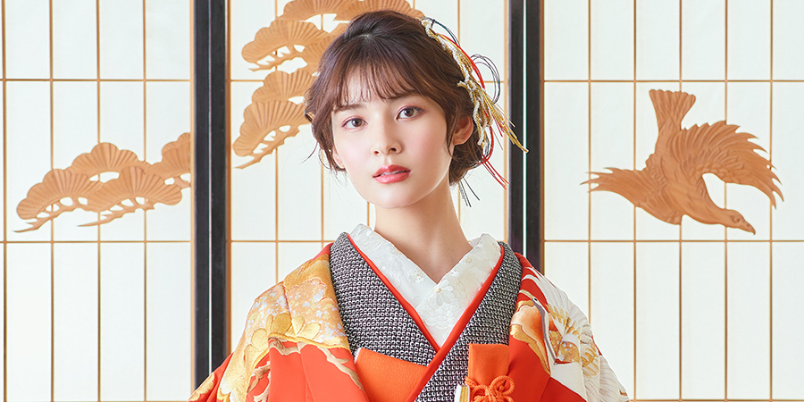           繊細な木組みが施された障子をバックにアンニュイな表情をする新婦様のアップショット          