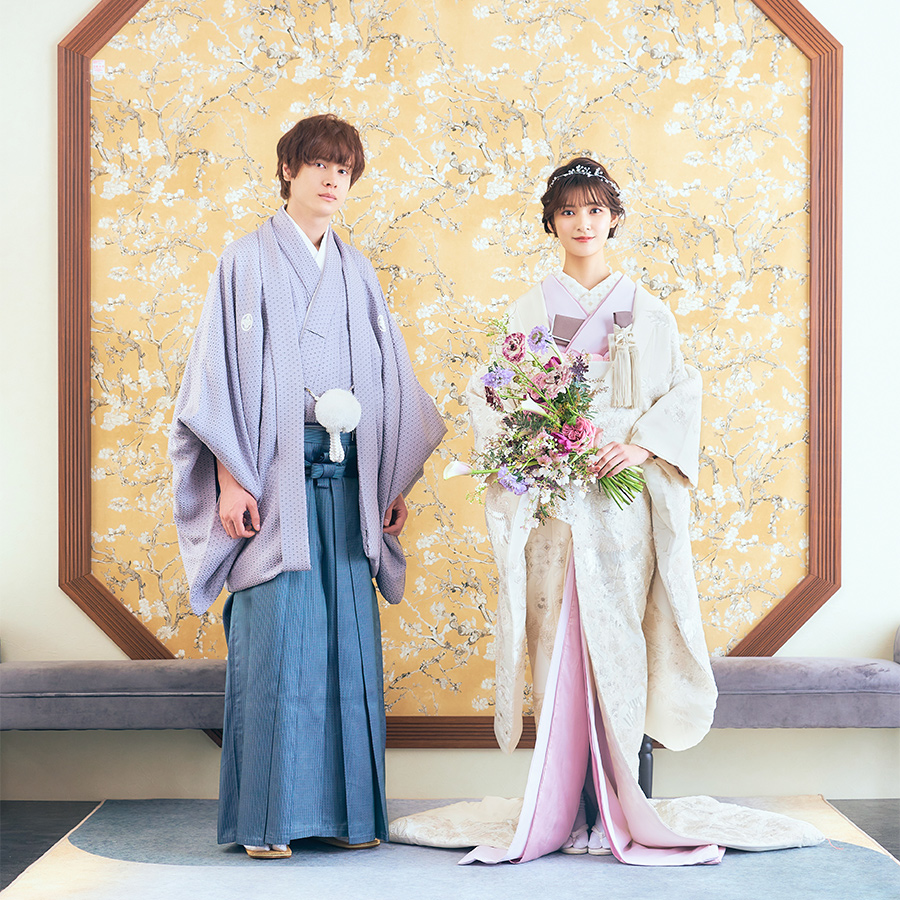           現代と昔の生活様式が融合した背景セットの前で佇む新郎新婦様の和装前撮り          