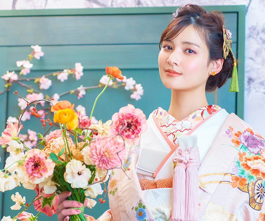           花束を持って微笑む新婦様の和装アップショット          