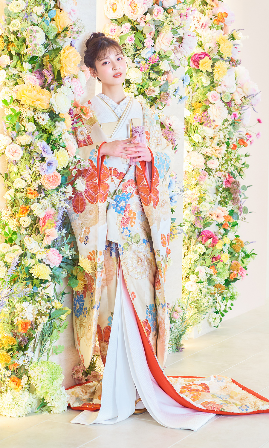           色彩豊かな花々に囲まれた新婦様の和装全身ショット          