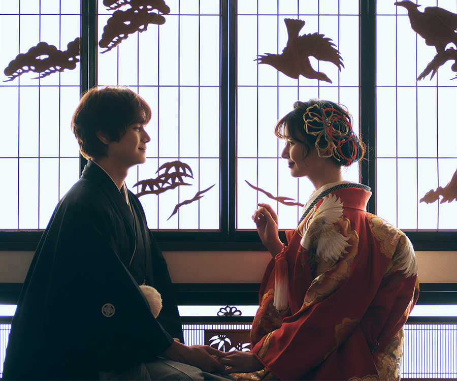           障子からの逆光が美しい、見つめ合う新郎新婦様のシルエットショット          