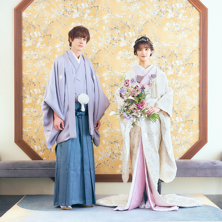           ブーケを持った新婦様と新郎様の和装前撮り          