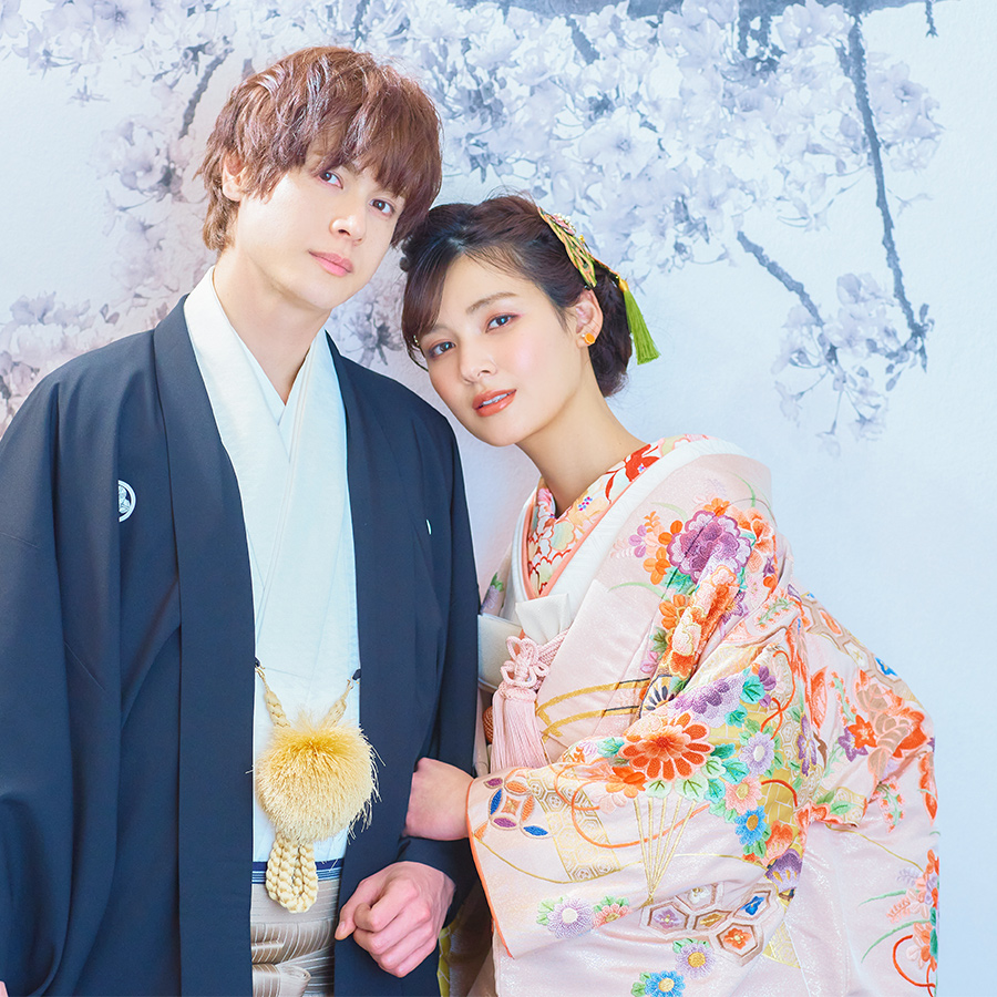           新郎様の腕を掴んで寄り添う新婦様の結婚写真          