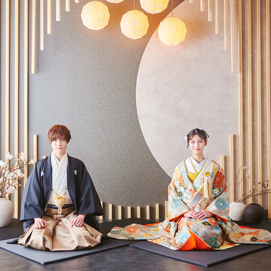           提灯のほのかな光が空間を優しく包み込むスタジオで正座をする新郎新婦様の和装前撮り          