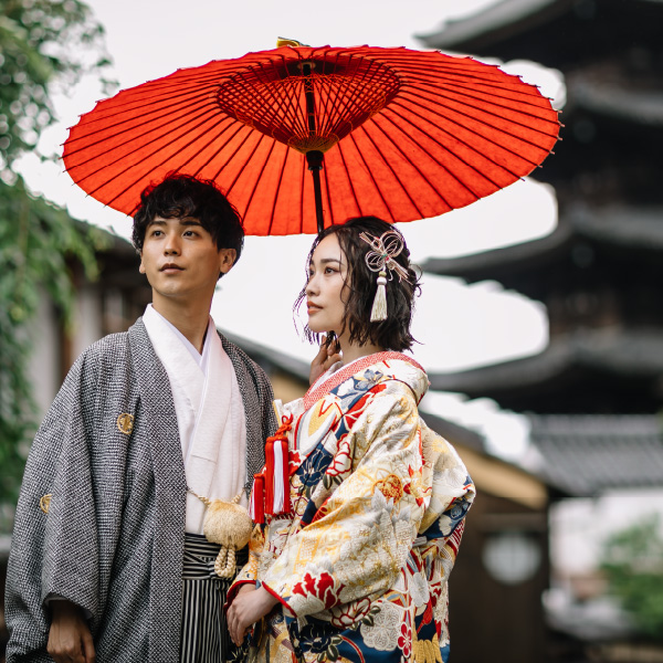 八坂の塔をバックにアンニュイな表情で相合傘をする新郎新婦様の和装前撮り