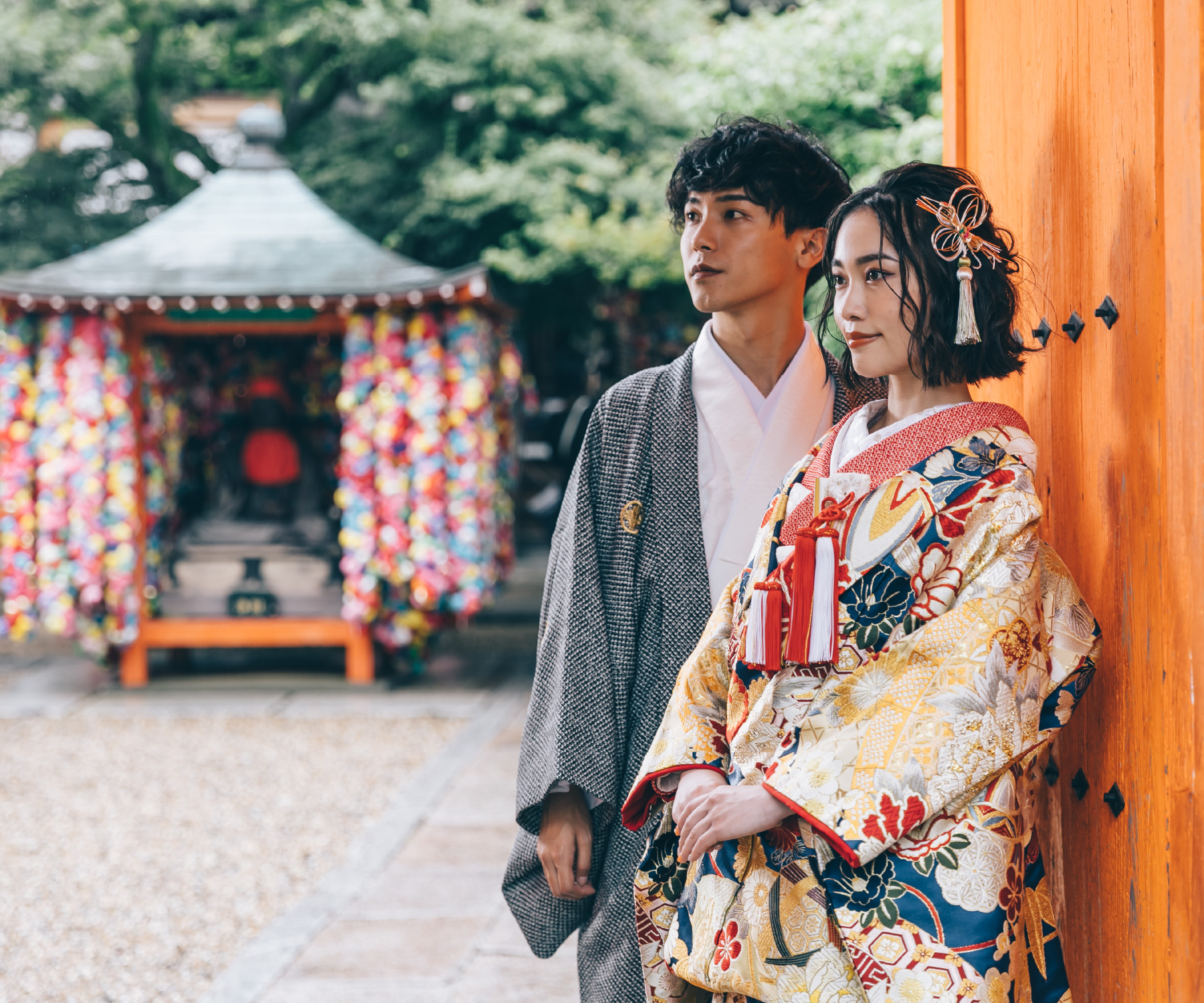 朱色の門壁と和装が映える新郎新婦様の和装前撮り