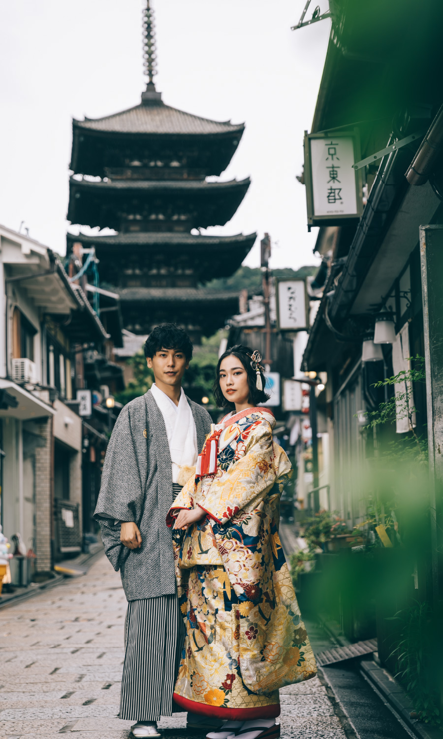 京町の風情溢れる街中に佇む新郎新婦様の和装前撮り