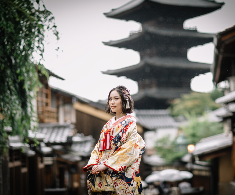 八坂の塔をバックに京町の景色を眺める新婦様のソロショット