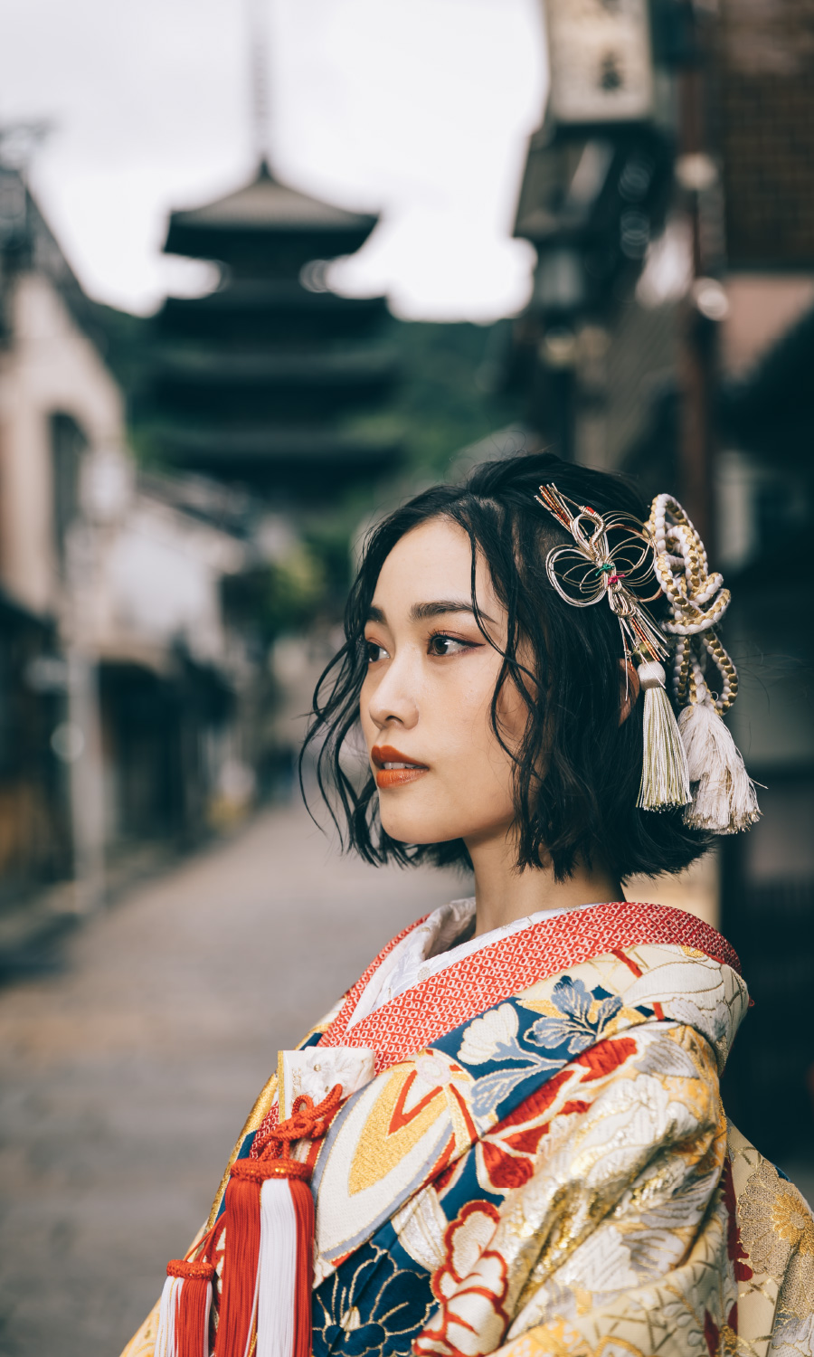 アンニュイな表情をして京都の街中に佇む新婦様のソロショット
