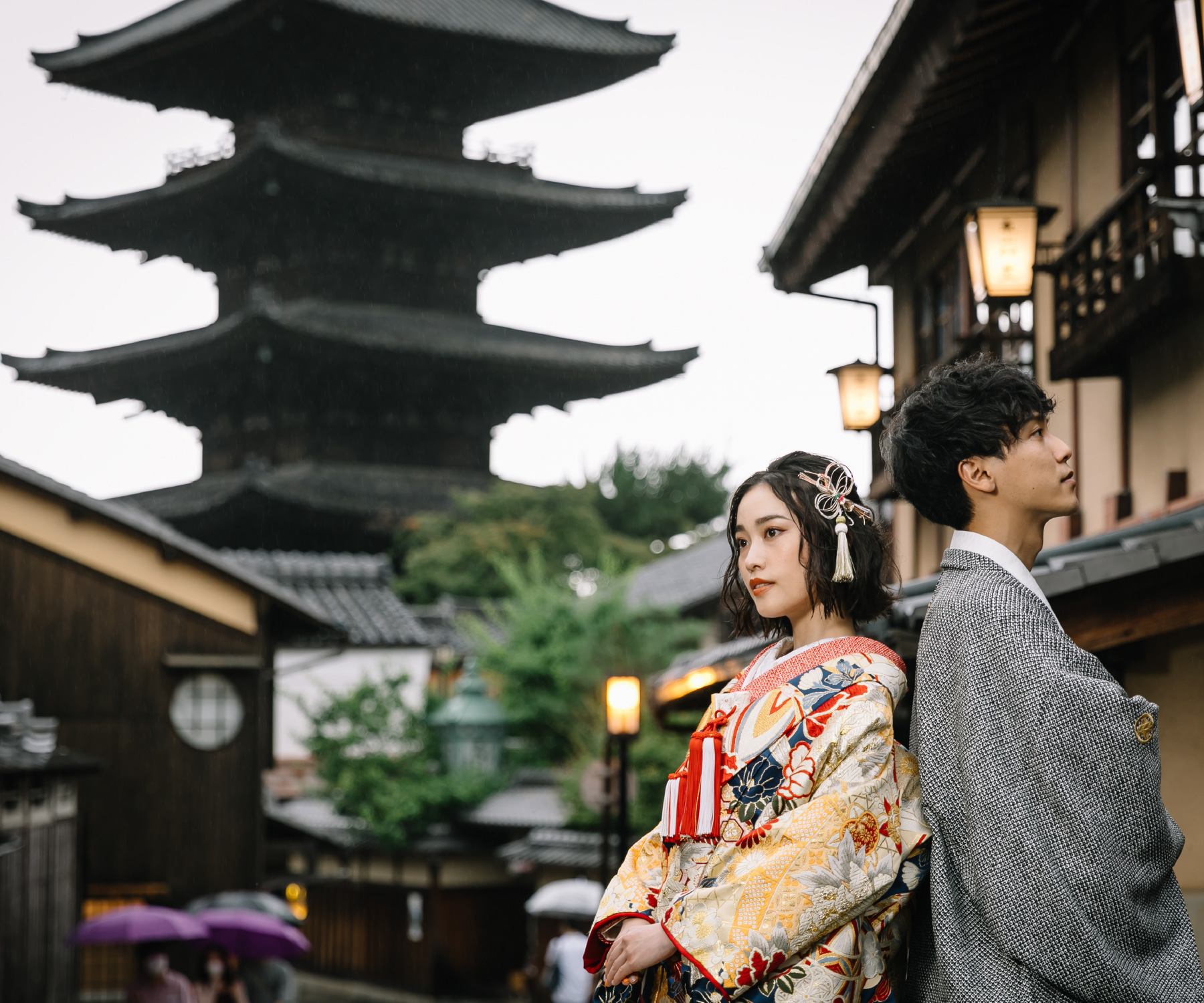 ダイナミックな八坂の塔をバックに背中を預ける新郎新婦様のロケーションフォト
