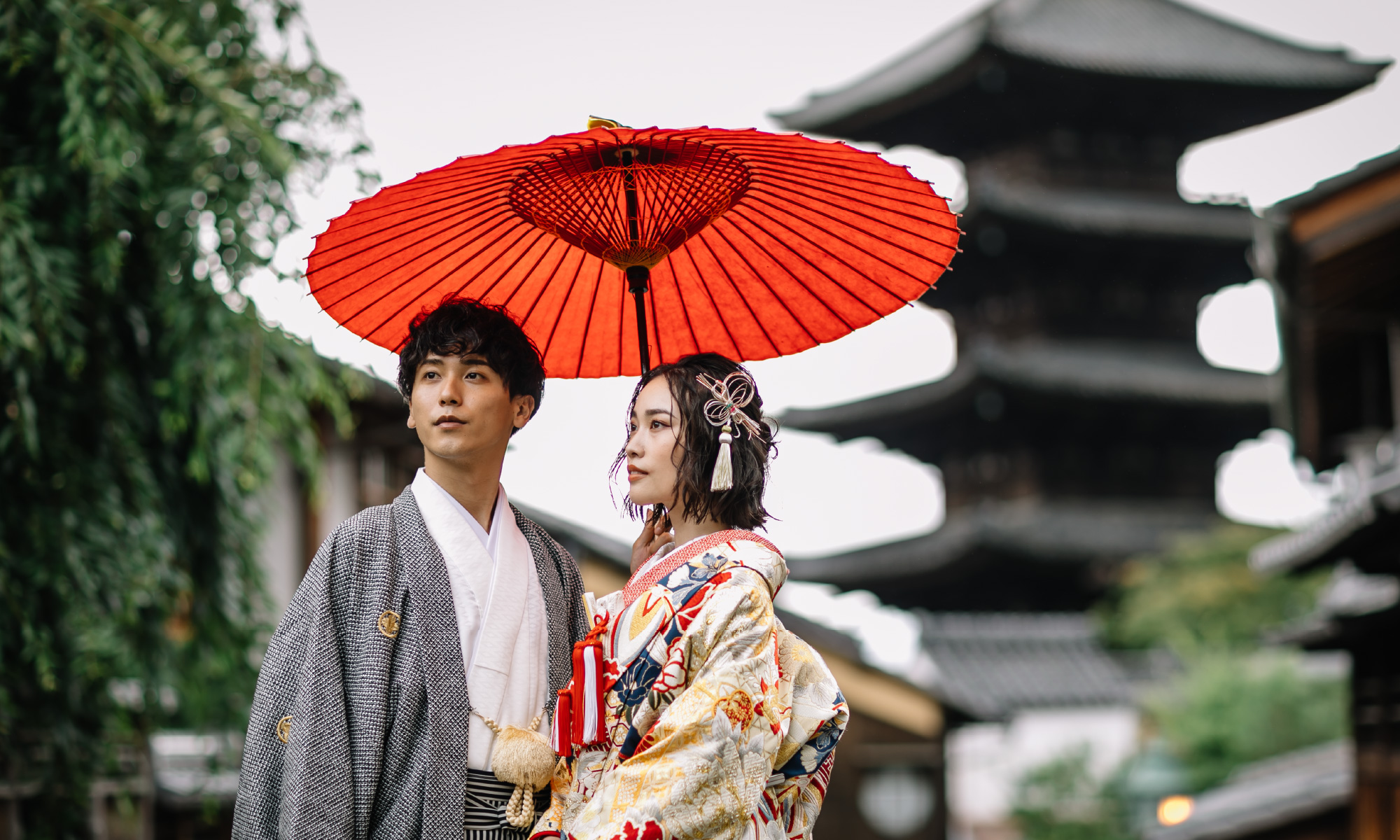 八坂の塔をバックにアンニュイな表情で相合傘をする新郎新婦様の和装前撮り