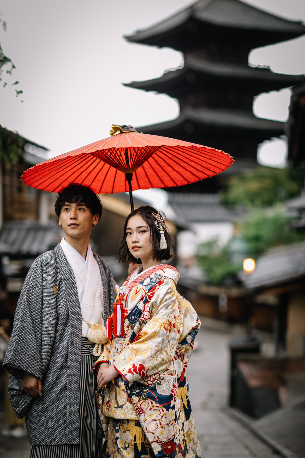 八坂の塔をバックにアンニュイな表情で相合傘をする新郎新婦様の和装前撮り