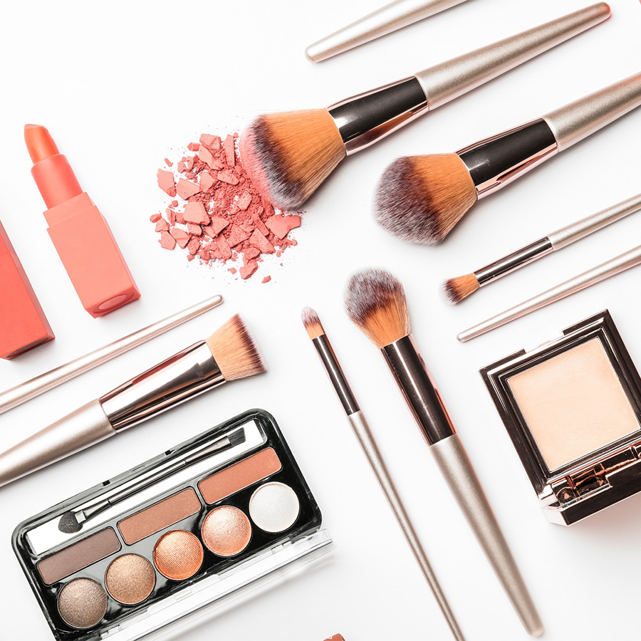 様々な種類のコスメ・メイク道具が並べられた様子
