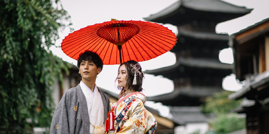 八坂の塔をバックにアンニュイな表情で相合傘をする新郎新婦様の和装前撮り