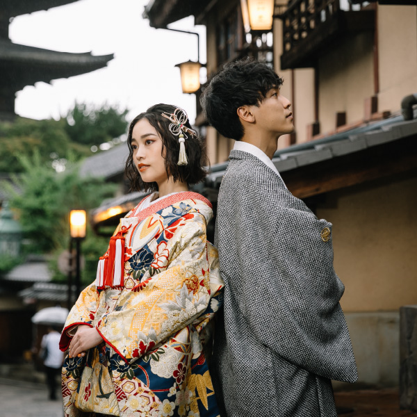 ダイナミックな八坂の塔をバックに背中を預ける新郎新婦様のロケーションフォト