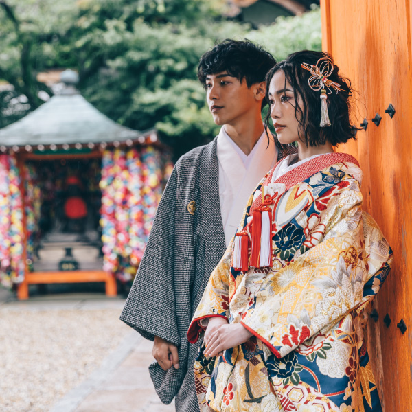 朱色の門壁と和装が映える新郎新婦様の和装前撮り