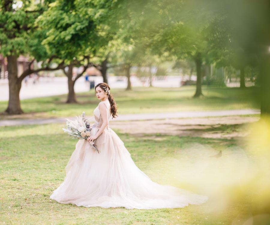 花を片手にこちらを振り返る新婦様の後ろ姿